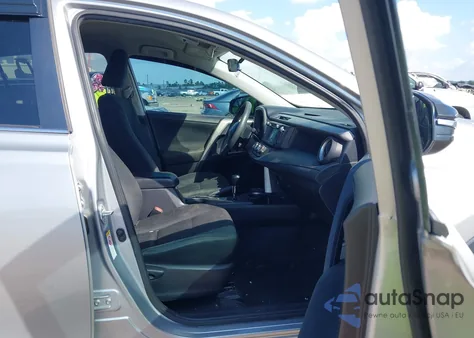 2017 Toyota Rav4 Le z USA, uszkodzony, nr VIN 2T3ZFREV3HW335310